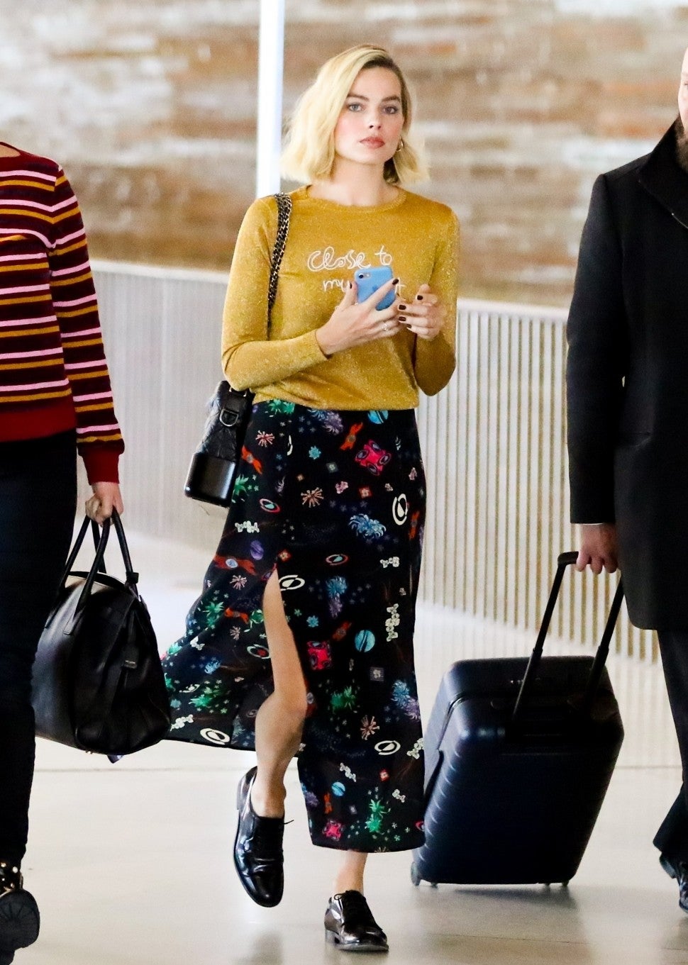 Margot Robbie skirt airport outfit