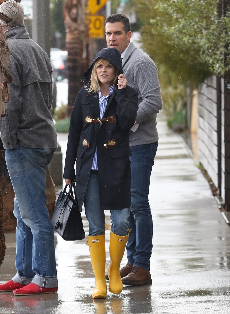 Reese Witherspoon in yellow Hunter rain boots