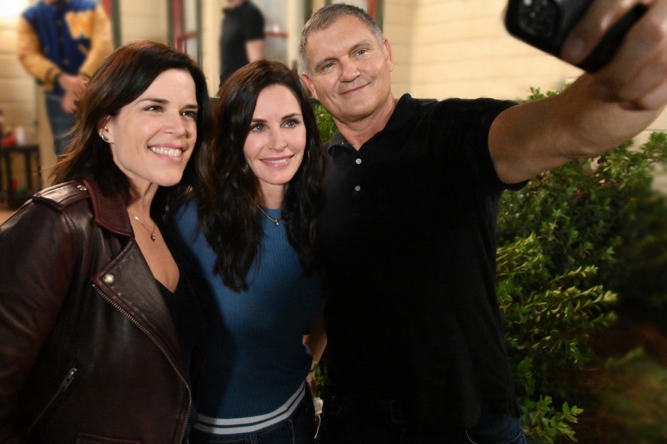 Scream 5: Neve Campbell, Courteney Cox, Kevin Williamson on Set