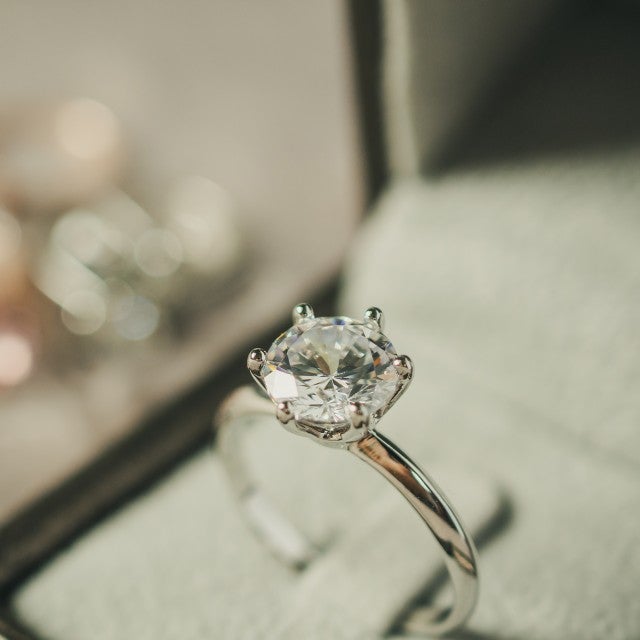 how to buy an engagement ring